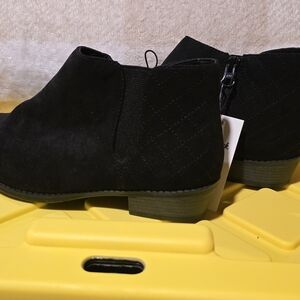 Girls Black Ankle Boots with Side Zipper. NWT.